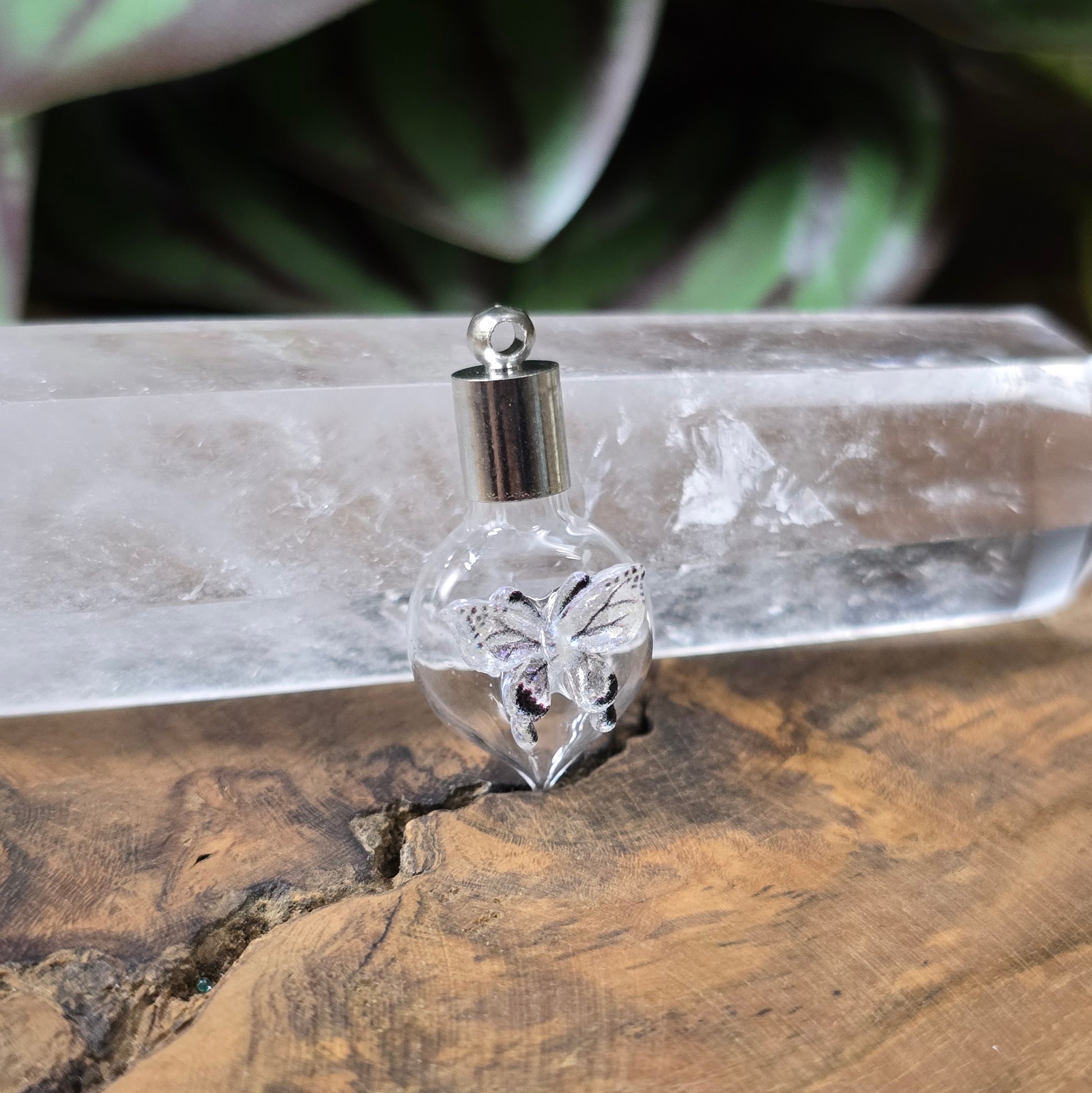 Glasphiole mit Schmetterlings-Dekor, kleine Glasflasche mit Kappe zum Befüllen für DIY Schmuck, romantischer Anhänger.
