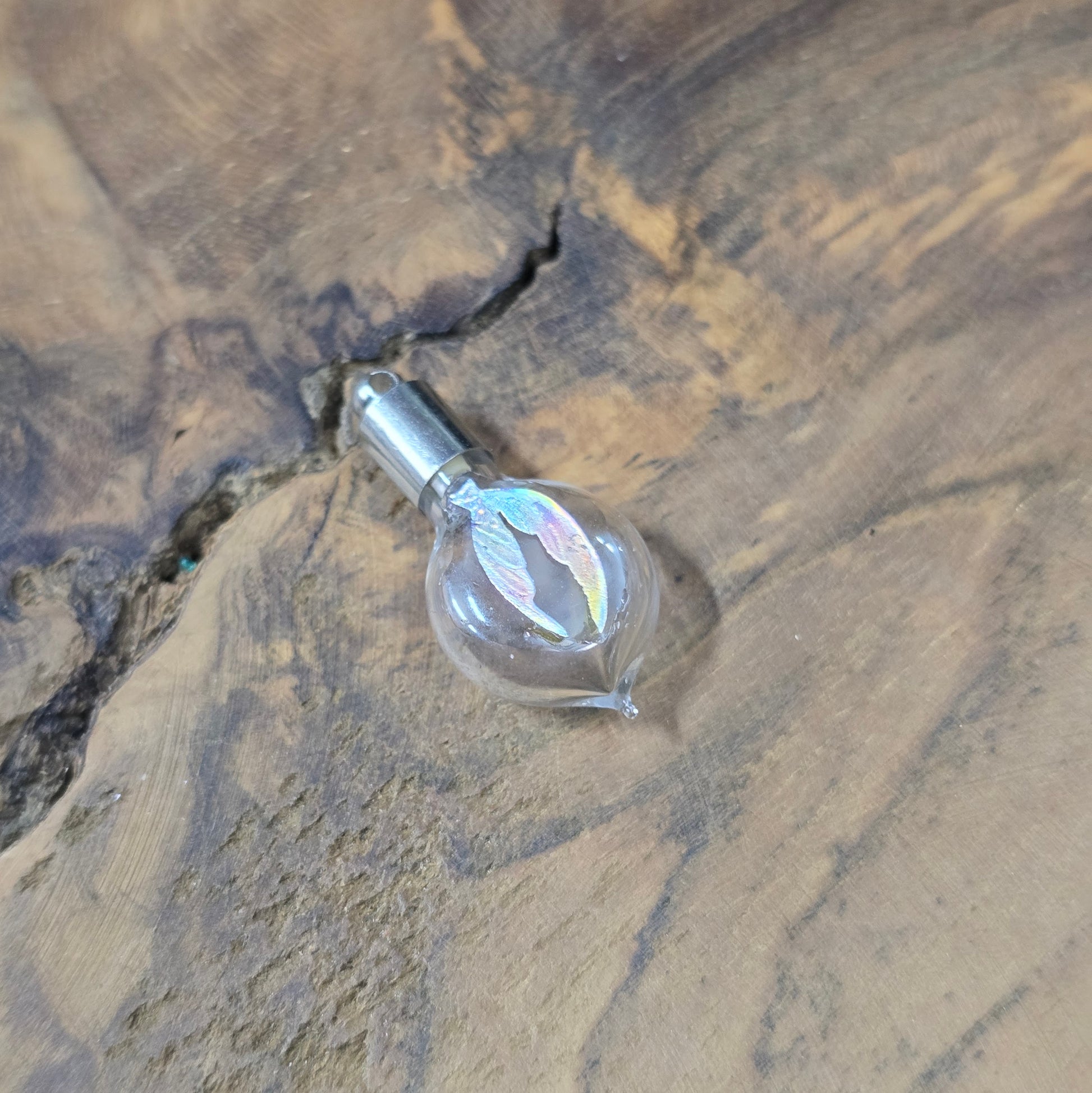 Glasphiole 21 mm im Schwanzflossen-Design, 3-teilig, Glasflasche mit Kappe zum Befüllen – ideal für DIY-Schmuckanhänger oder Bastelarbeiten.