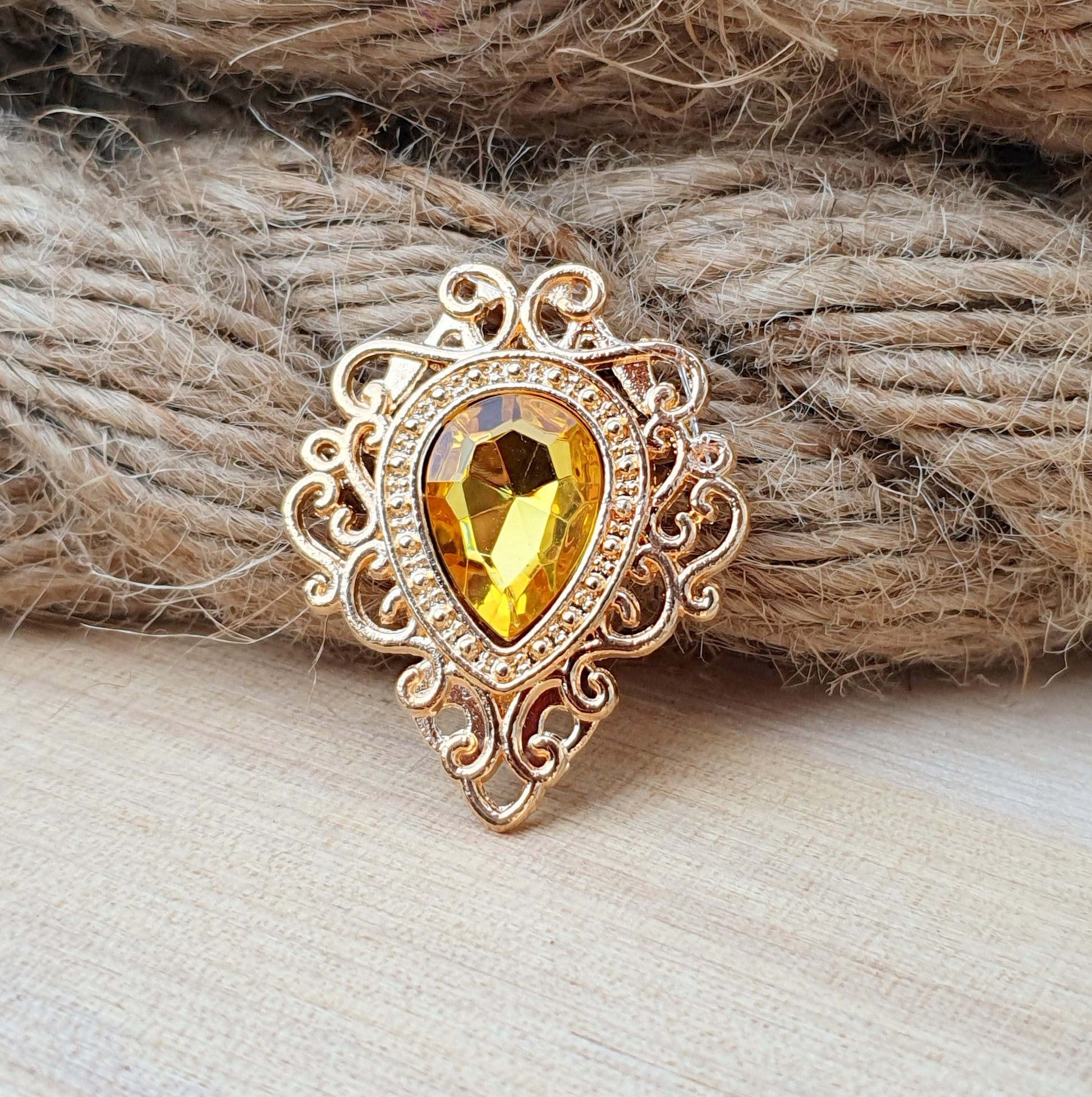 Goldfarbenes Zierelement mit Schnörkeln & Strassstein – ideal für Schmuckdesign, Haarspangen, Taschen, Schachteln & mehr. Romantisch, edel & vielseitig einsetzbar.

