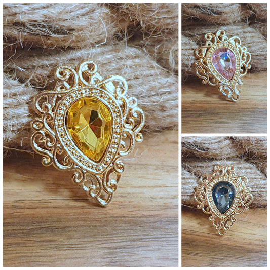 Goldfarbenes Zierelement mit Schnörkeln & Strassstein – ideal für Schmuckdesign, Haarspangen, Taschen, Schachteln & mehr. Romantisch, edel & vielseitig einsetzbar.

