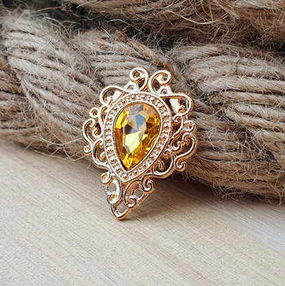 Goldfarbenes Zierelement mit Schnörkeln & Strassstein – ideal für Schmuckdesign, Haarspangen, Taschen, Schachteln & mehr. Romantisch, edel & vielseitig einsetzbar.

