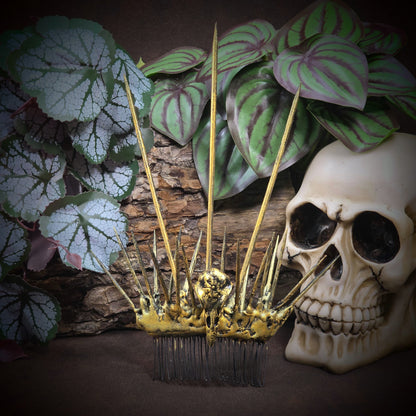 Gothic-Haarkamm mit Rabenschädel & Dornen aus Holz. Handgefertigt & handbemalt – düster, wild & einzigartig. Für Clubwear, Rituale oder Festivals. Achtung: spitze Details!