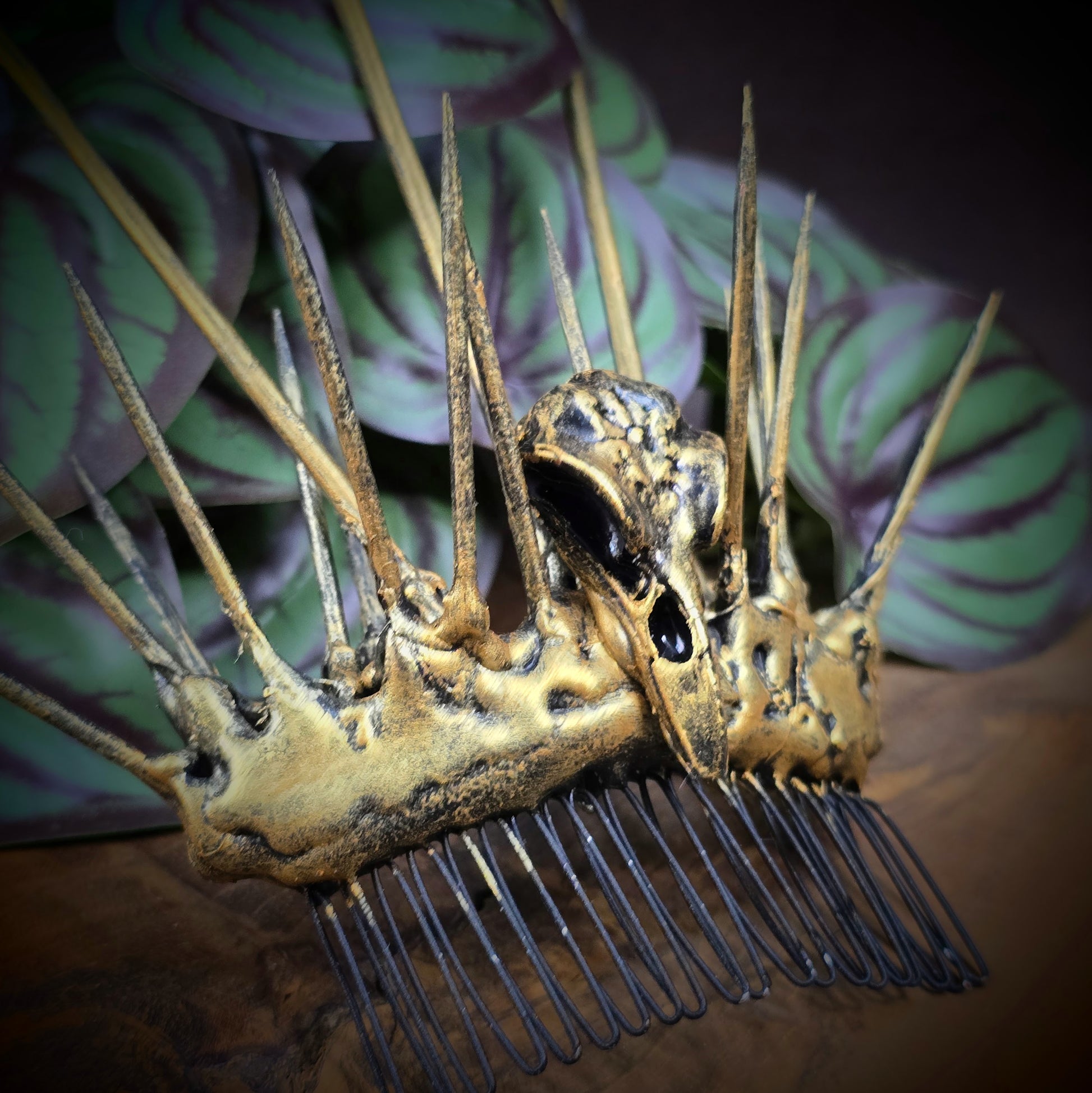 Gothic-Haarkamm mit Rabenschädel & Dornen aus Holz. Handgefertigt & handbemalt – düster, wild & einzigartig. Für Clubwear, Rituale oder Festivals. Achtung: spitze Details!