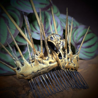 Gothic-Haarkamm mit Rabenschädel & Dornen aus Holz. Handgefertigt & handbemalt – düster, wild & einzigartig. Für Clubwear, Rituale oder Festivals. Achtung: spitze Details!
