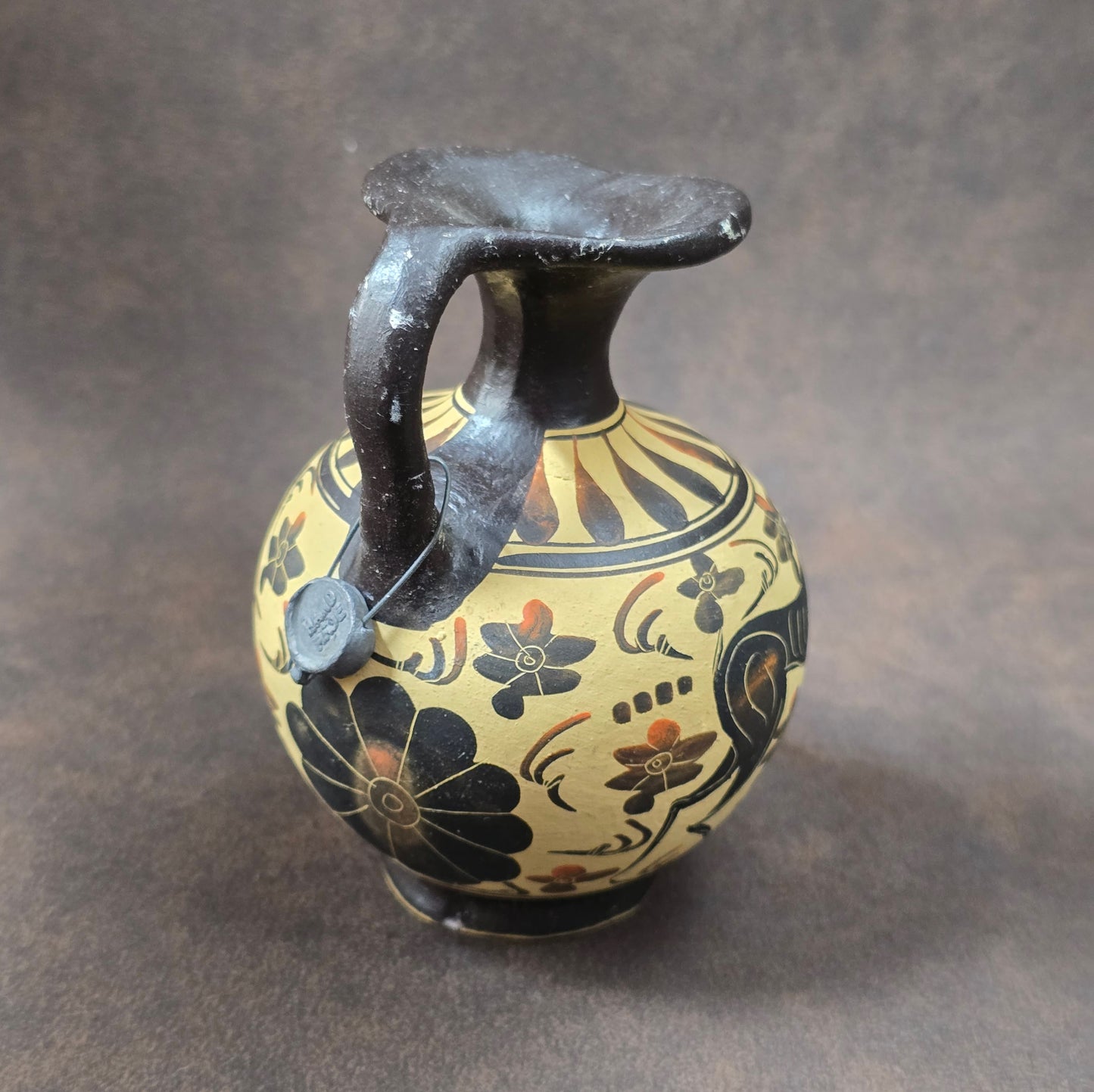 Griechische Replik-Keramikvase, ca. 2000er Jahre, 10 cm hoch, bemalt im Stil antiker Vorbilder, dekorativ als Sammlerstück oder Tischdeko.