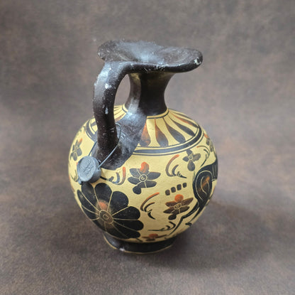 Griechische Replik-Keramikvase, ca. 2000er Jahre, 10 cm hoch, bemalt im Stil antiker Vorbilder, dekorativ als Sammlerstück oder Tischdeko.