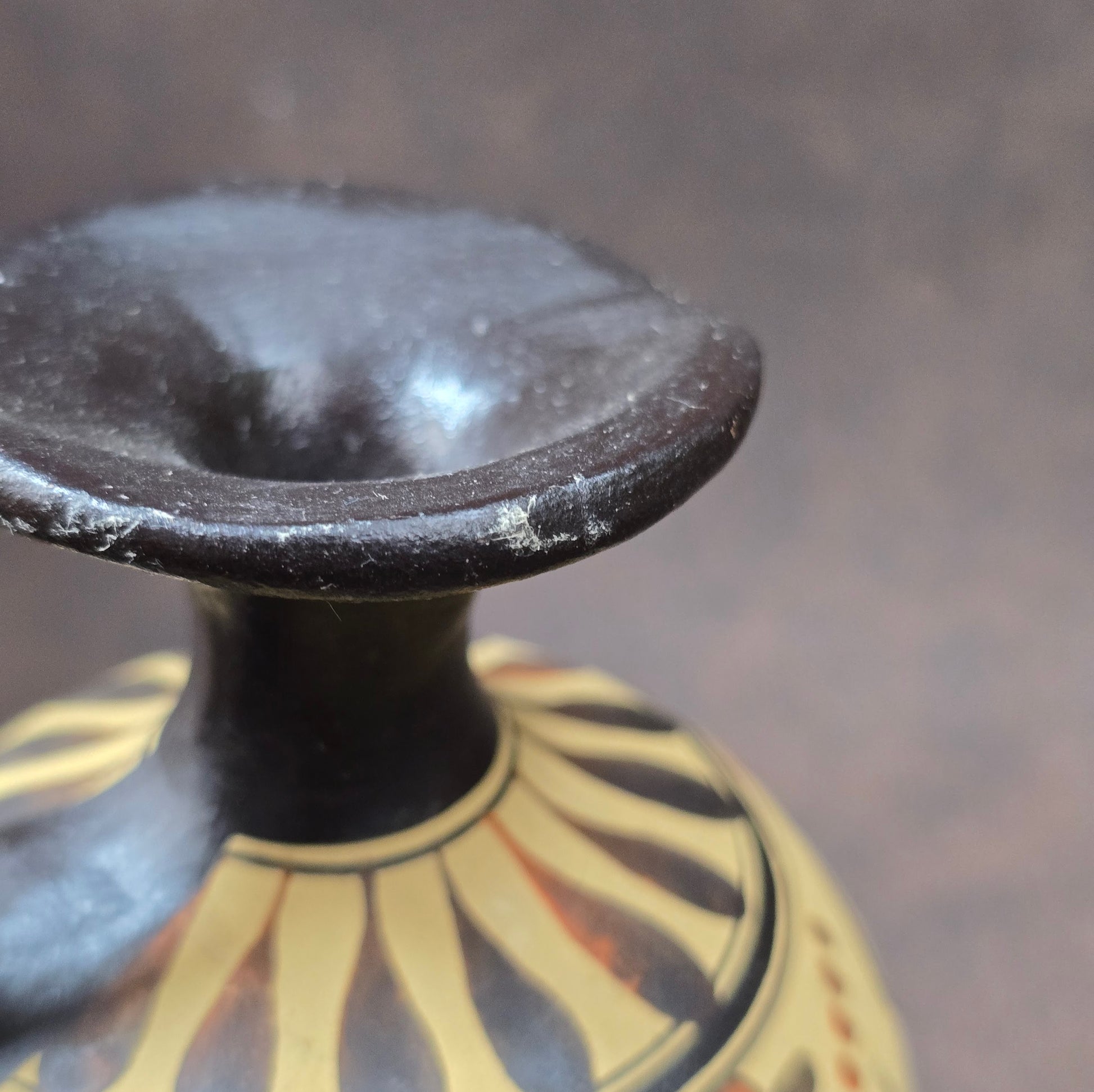 Griechische Replik-Keramikvase, ca. 2000er Jahre, 10 cm hoch, bemalt im Stil antiker Vorbilder, dekorativ als Sammlerstück oder Tischdeko.