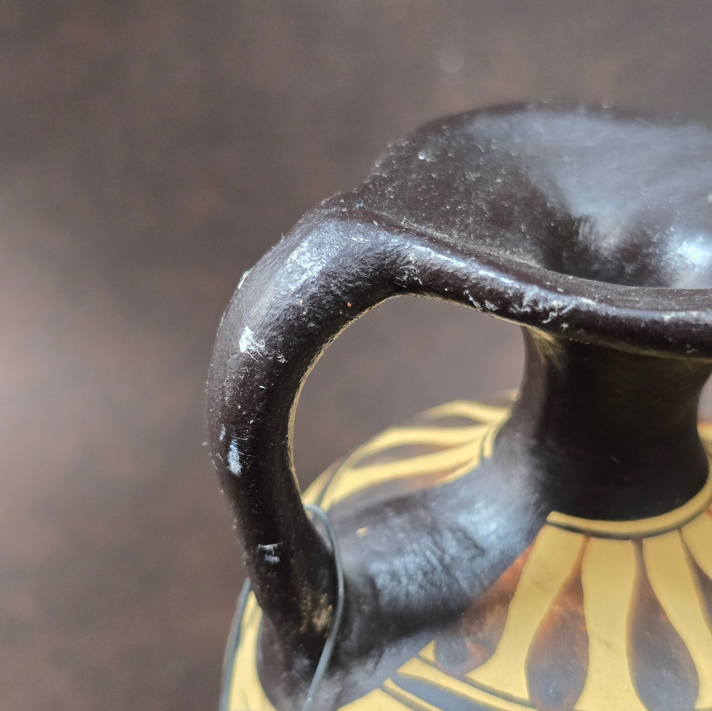 Griechische Replik-Keramikvase, ca. 2000er Jahre, 10 cm hoch, bemalt im Stil antiker Vorbilder, dekorativ als Sammlerstück oder Tischdeko.