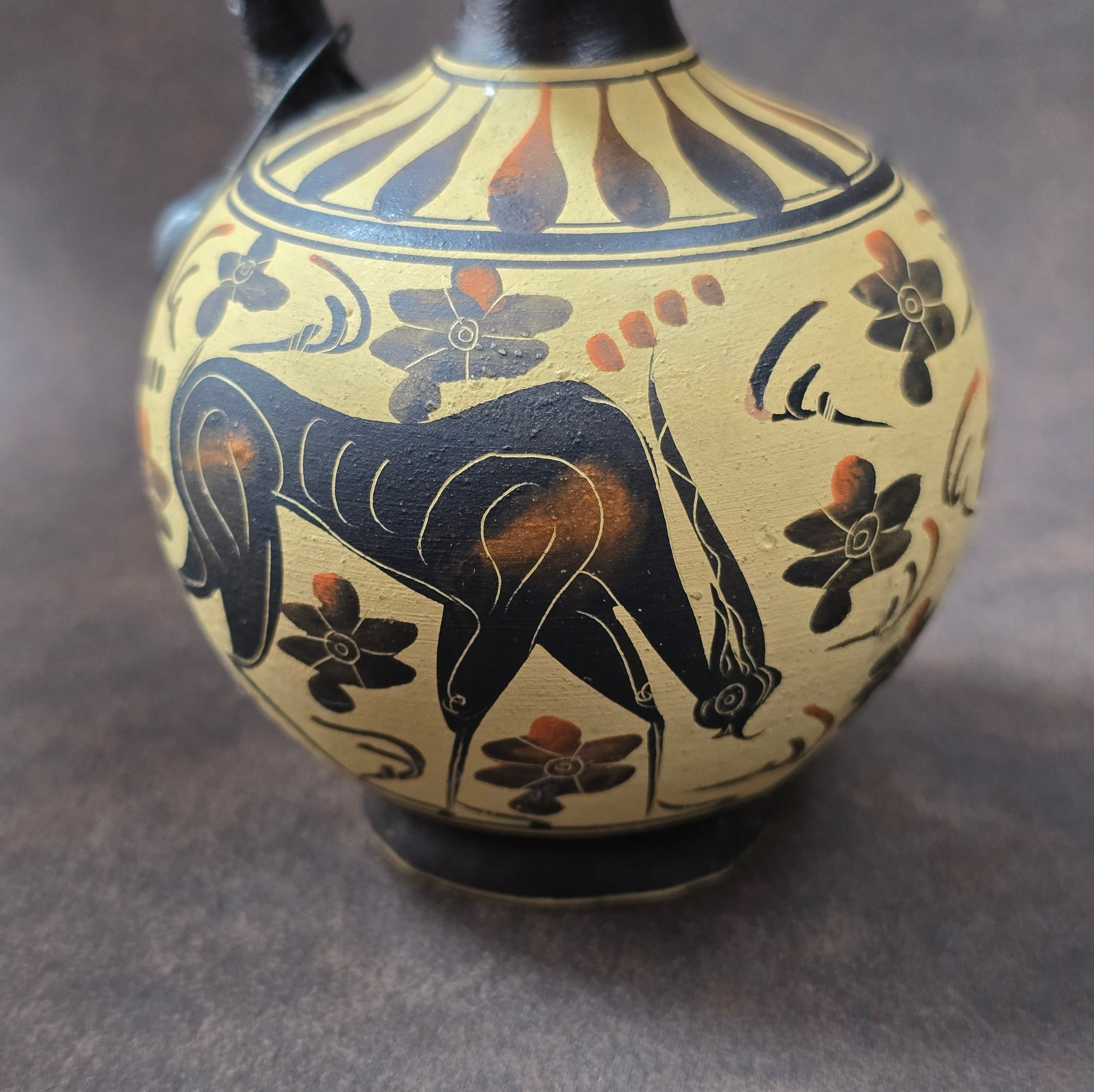 Griechische Replik-Keramikvase, ca. 2000er Jahre, 10 cm hoch, bemalt im Stil antiker Vorbilder, dekorativ als Sammlerstück oder Tischdeko.