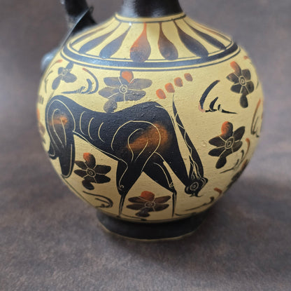 Griechische Replik-Keramikvase, ca. 2000er Jahre, 10 cm hoch, bemalt im Stil antiker Vorbilder, dekorativ als Sammlerstück oder Tischdeko.