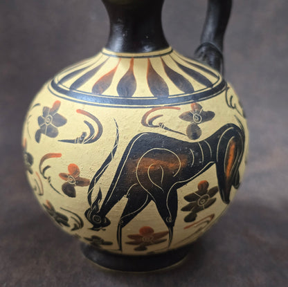 Griechische Replik-Keramikvase, ca. 2000er Jahre, 10 cm hoch, bemalt im Stil antiker Vorbilder, dekorativ als Sammlerstück oder Tischdeko.