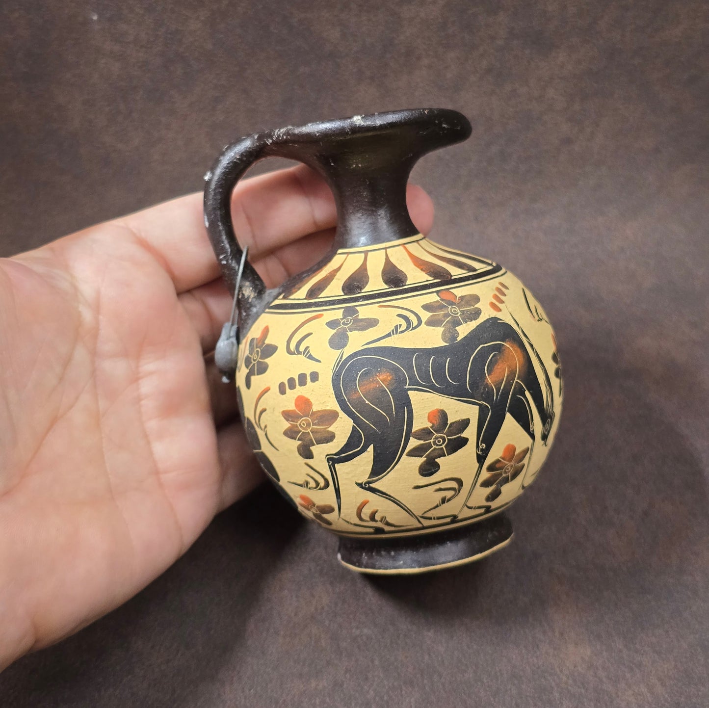 Griechische Replik-Keramikvase, ca. 2000er Jahre, 10 cm hoch, bemalt im Stil antiker Vorbilder, dekorativ als Sammlerstück oder Tischdeko.