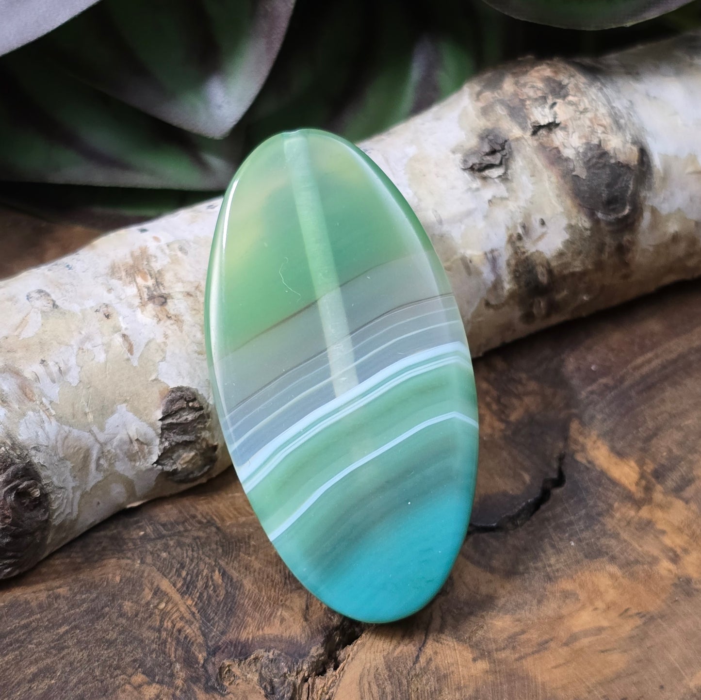 Große Achatperle (50x25 mm) in Grün, oval, gefärbt & poliert. Ideal als Centerpiece für DIY-Schmuck, Mala & Ketten. Du erhältst genau das abgebildete Einzelstück.