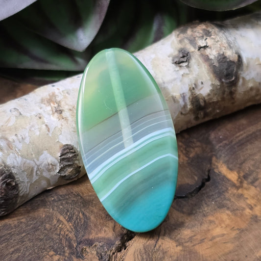 Große Achatperle (50x25 mm) in Grün, oval, gefärbt & poliert. Ideal als Centerpiece für DIY-Schmuck, Mala & Ketten. Du erhältst genau das abgebildete Einzelstück.