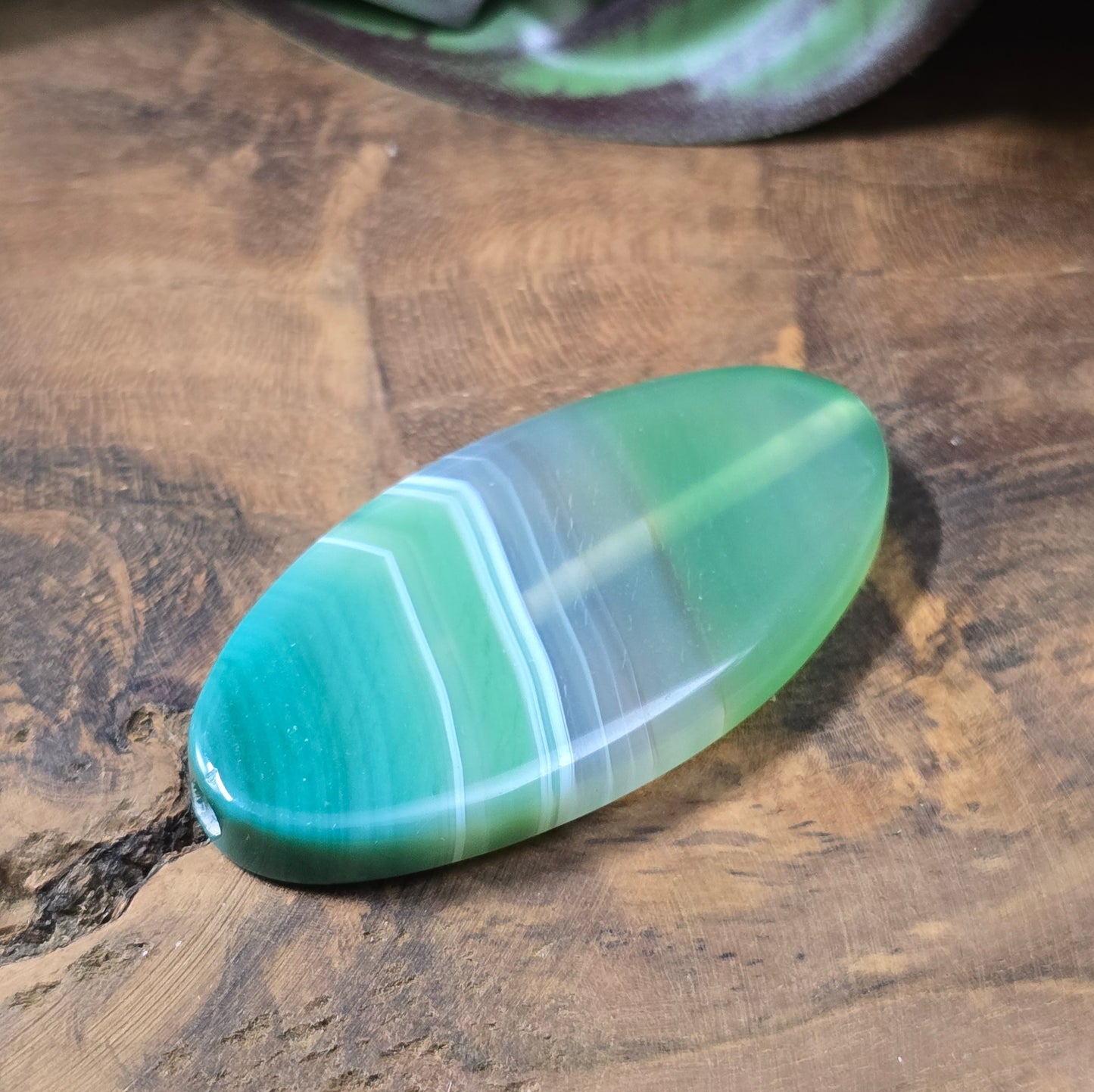 Große Achatperle (50x25 mm) in Grün, oval, gefärbt & poliert. Ideal als Centerpiece für DIY-Schmuck, Mala & Ketten. Du erhältst genau das abgebildete Einzelstück.