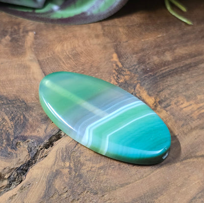 Große Achatperle (50x25 mm) in Grün, oval, gefärbt & poliert. Ideal als Centerpiece für DIY-Schmuck, Mala & Ketten. Du erhältst genau das abgebildete Einzelstück.