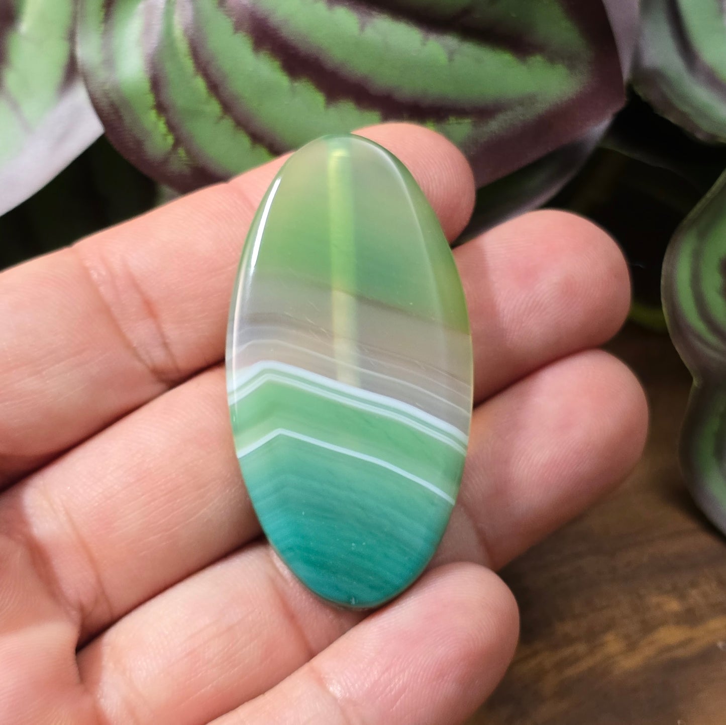 Große Achatperle (50x25 mm) in Grün, oval, gefärbt & poliert. Ideal als Centerpiece für DIY-Schmuck, Mala & Ketten. Du erhältst genau das abgebildete Einzelstück.