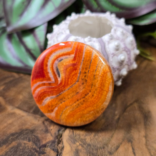 Große runde Centerperle aus orange-rotem Crackle-Achat (Ø 45 mm). Gefärbt & poliert. Ideal für Statement-Schmuck & Mala-Ketten. Jedes Stück ein Unikat!