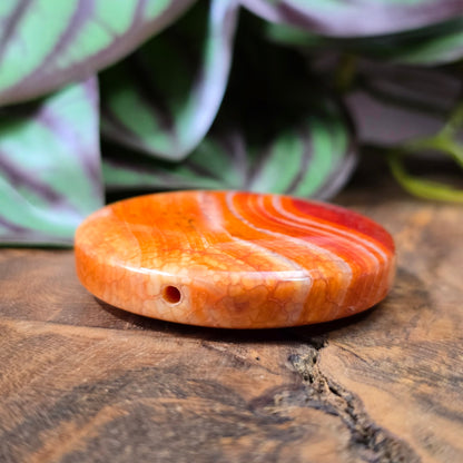Große runde Centerperle aus orange-rotem Crackle-Achat (Ø 45 mm). Gefärbt & poliert. Ideal für Statement-Schmuck & Mala-Ketten. Jedes Stück ein Unikat!
