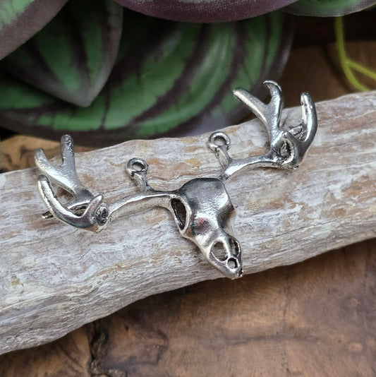 Großer Hirsch-Verbinder (52 mm) in antik Silber – ideal für Choker, Trachtenschmuck & DIY-Accessoires. Mit 3 Ösen – vielseitig einsetzbar.