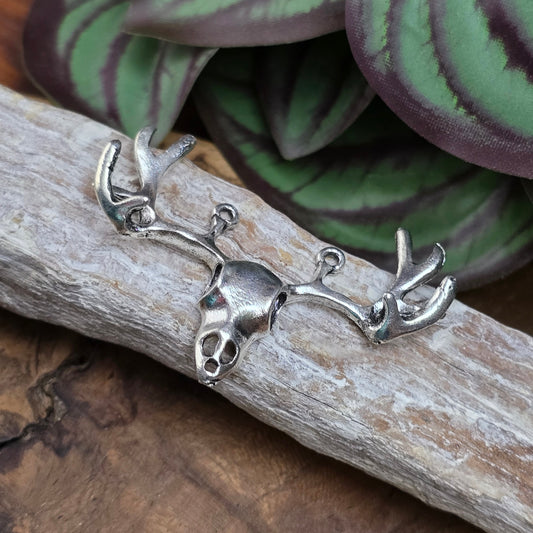 Großer Hirsch-Verbinder (52 mm) in antik Silber – ideal für Choker, Trachtenschmuck & DIY-Accessoires. Mit 3 Ösen – vielseitig einsetzbar.