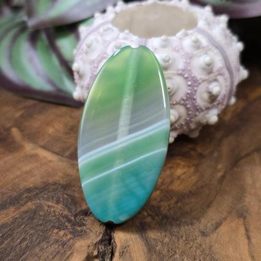 Grüne Achat-Centerperle (50x25 mm), oval, gefärbt & poliert. Ideal für DIY-Schmuck. Unikat – du bekommst genau die abgebildete Perle.
