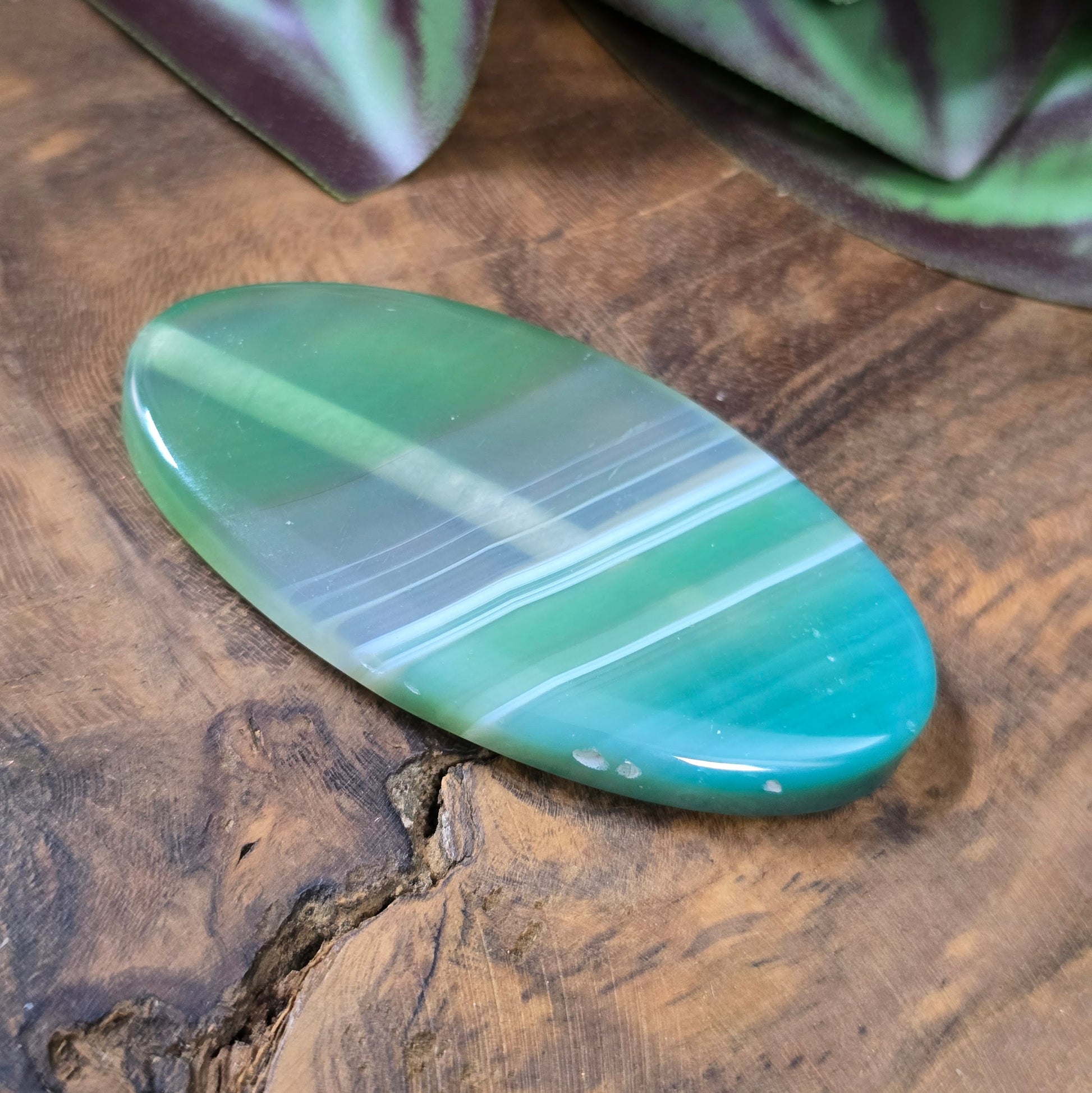 Grüne Achat-Centerperle (50x25 mm), oval, gefärbt & poliert. Ideal für DIY-Schmuck. Unikat – du bekommst genau die abgebildete Perle.