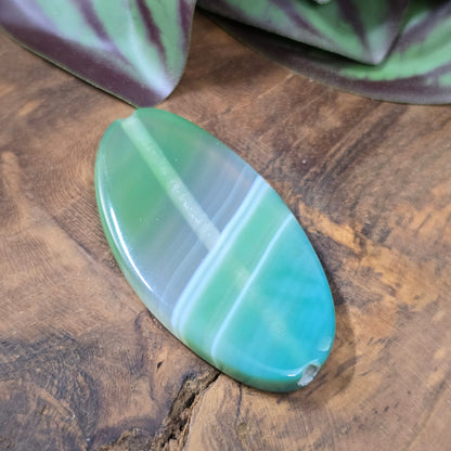 Grüne Achat-Centerperle (50x25 mm), oval, gefärbt & poliert. Ideal für DIY-Schmuck. Unikat – du bekommst genau die abgebildete Perle.