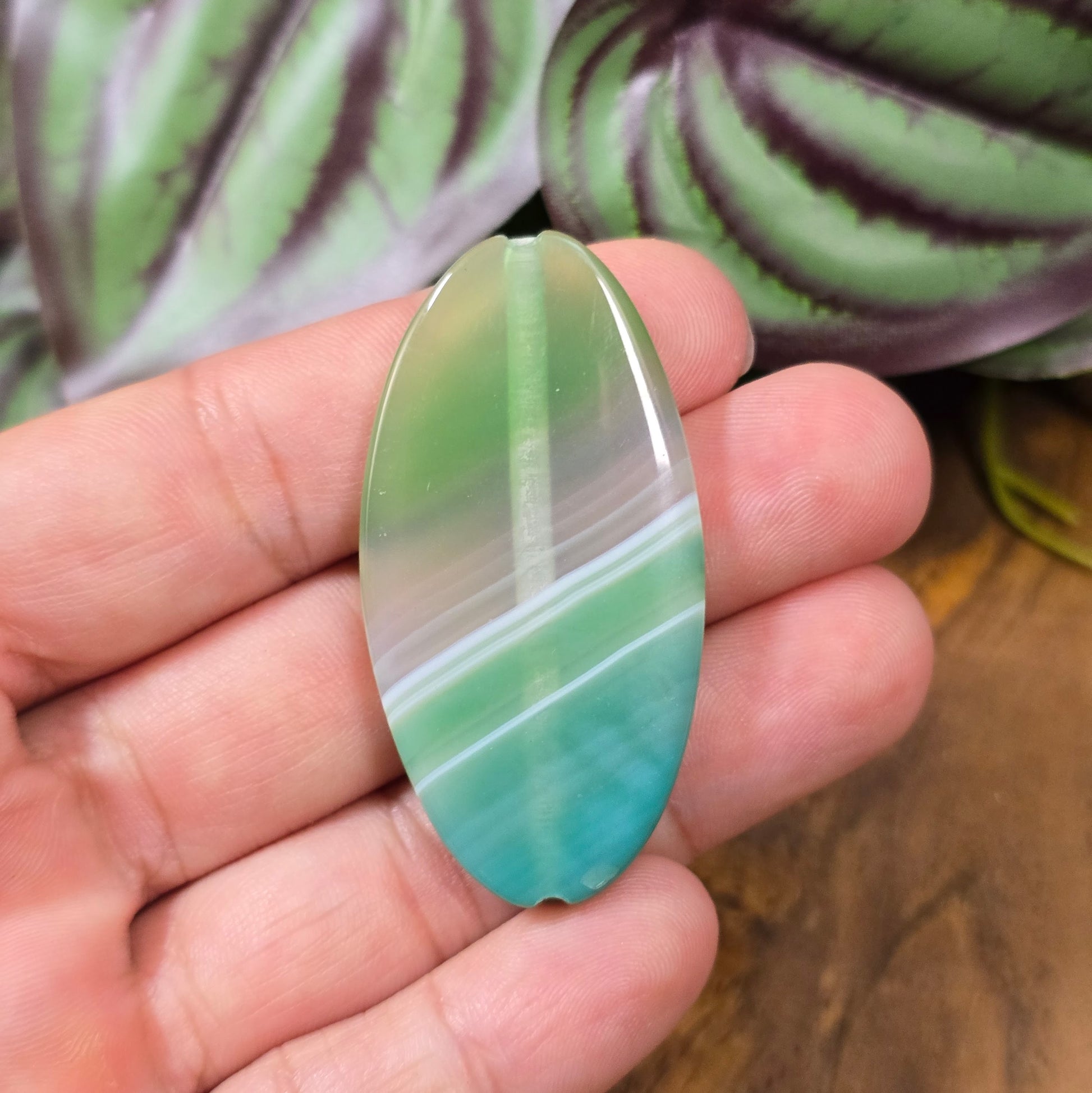 Grüne Achat-Centerperle (50x25 mm), oval, gefärbt & poliert. Ideal für DIY-Schmuck. Unikat – du bekommst genau die abgebildete Perle.