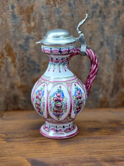 Handbemalter Vintage Keramikkrug mit Zinndeckel von Keck Keramik Bayern, Studio-Handwerkskrug der späten 1980er Jahre in traditioneller Volkskunstbemalung.