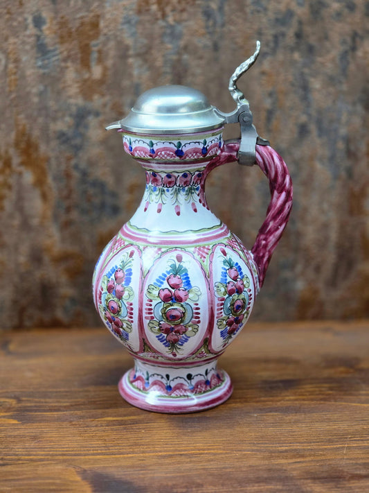 Handbemalter Vintage Keramikkrug mit Zinndeckel von Keck Keramik Bayern, Studio-Handwerkskrug der späten 1980er Jahre in traditioneller Volkskunstbemalung.