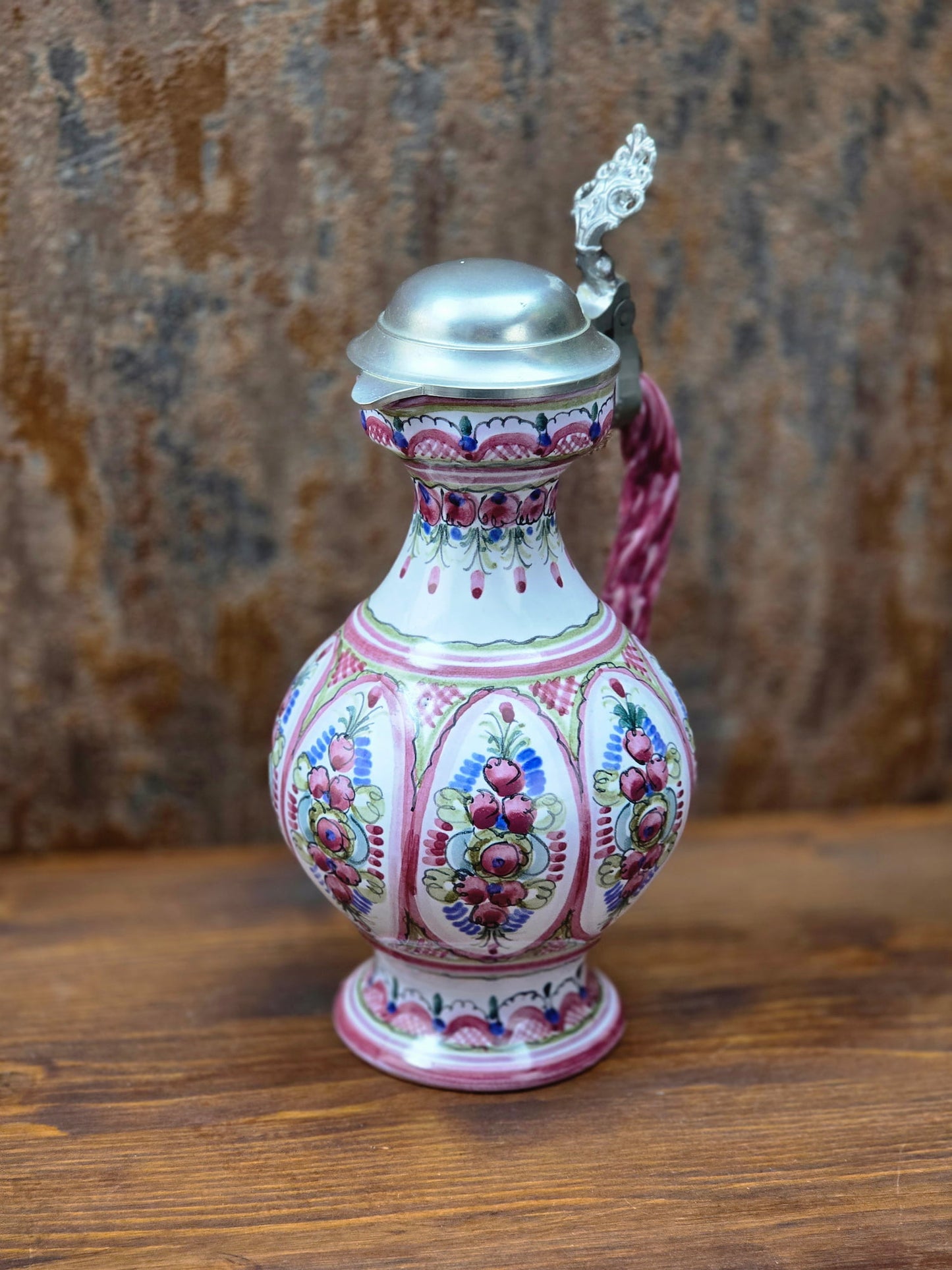 Handbemalter Vintage Keramikkrug mit Zinndeckel von Keck Keramik Bayern, Studio-Handwerkskrug der späten 1980er Jahre in traditioneller Volkskunstbemalung.