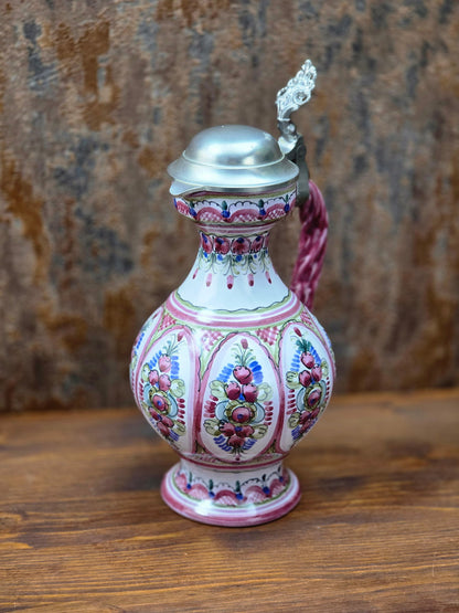Handbemalter Vintage Keramikkrug mit Zinndeckel von Keck Keramik Bayern, Studio-Handwerkskrug der späten 1980er Jahre in traditioneller Volkskunstbemalung.