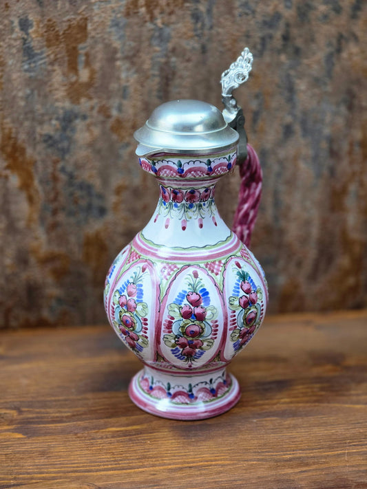 Handbemalter Vintage Keramikkrug mit Zinndeckel von Keck Keramik Bayern, Studio-Handwerkskrug der späten 1980er Jahre in traditioneller Volkskunstbemalung.