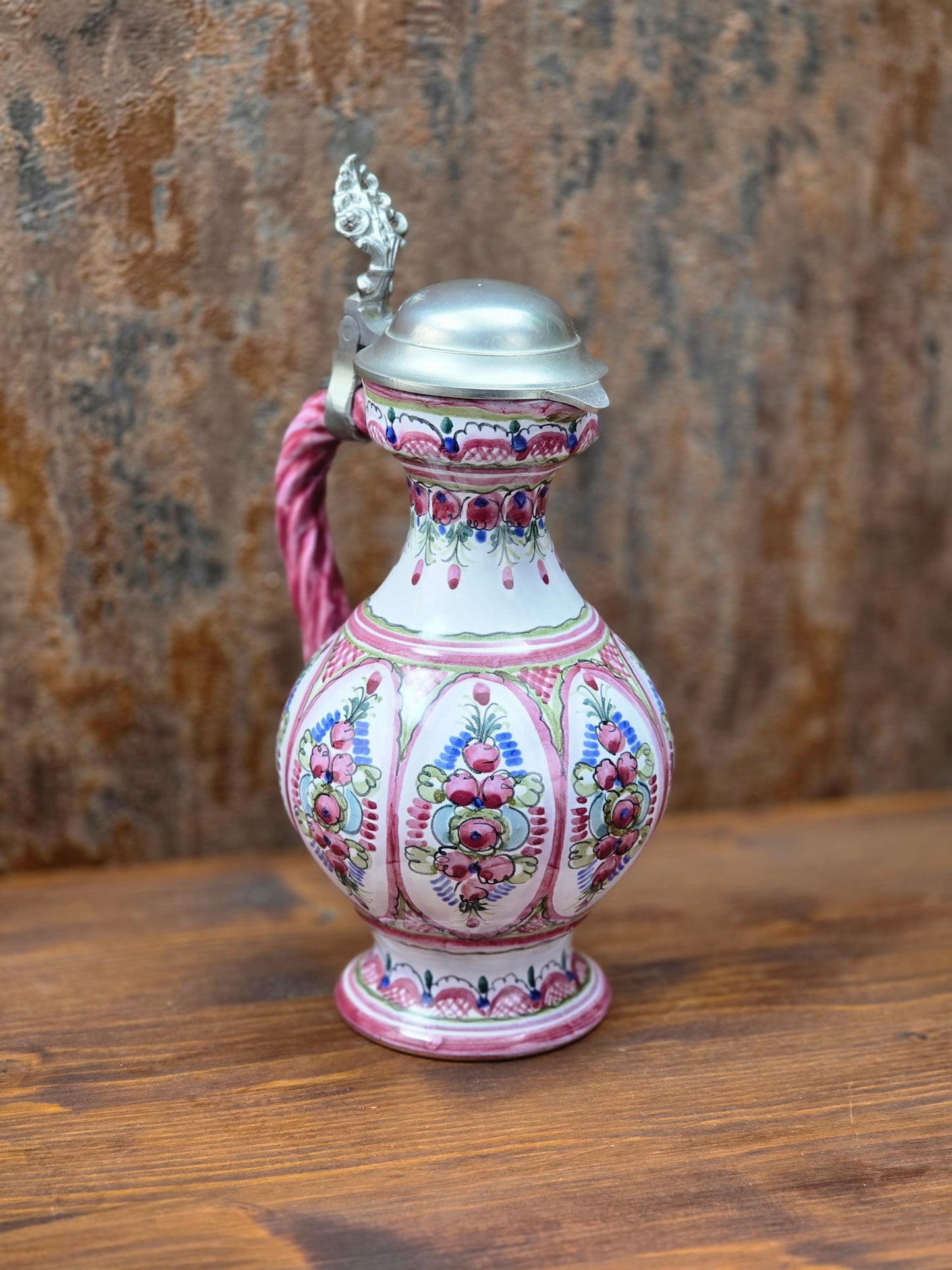 Handbemalter Vintage Keramikkrug mit Zinndeckel von Keck Keramik Bayern, Studio-Handwerkskrug der späten 1980er Jahre in traditioneller Volkskunstbemalung.