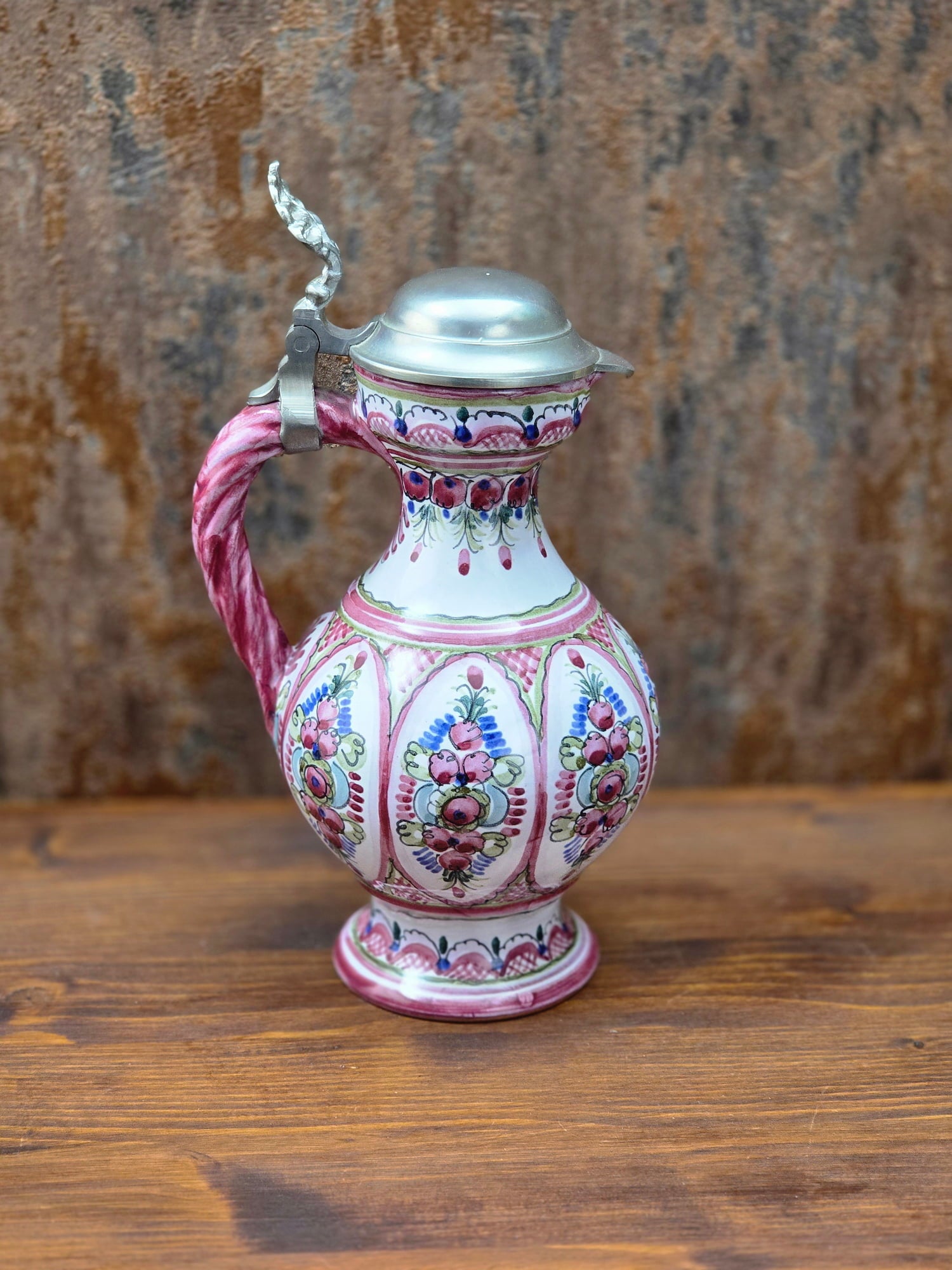 Handbemalter Vintage Keramikkrug mit Zinndeckel von Keck Keramik Bayern, Studio-Handwerkskrug der späten 1980er Jahre in traditioneller Volkskunstbemalung.