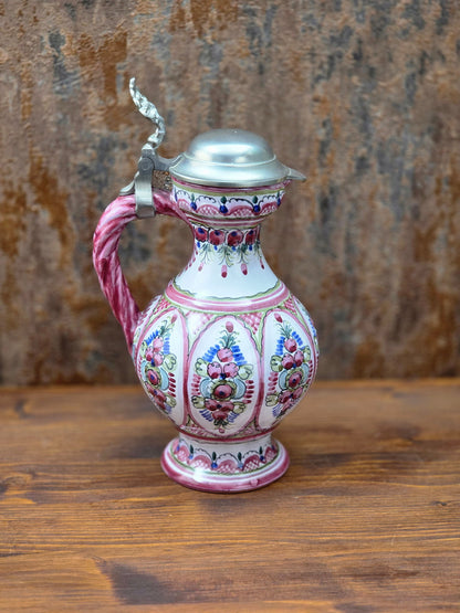 Handbemalter Vintage Keramikkrug mit Zinndeckel von Keck Keramik Bayern, Studio-Handwerkskrug der späten 1980er Jahre in traditioneller Volkskunstbemalung.