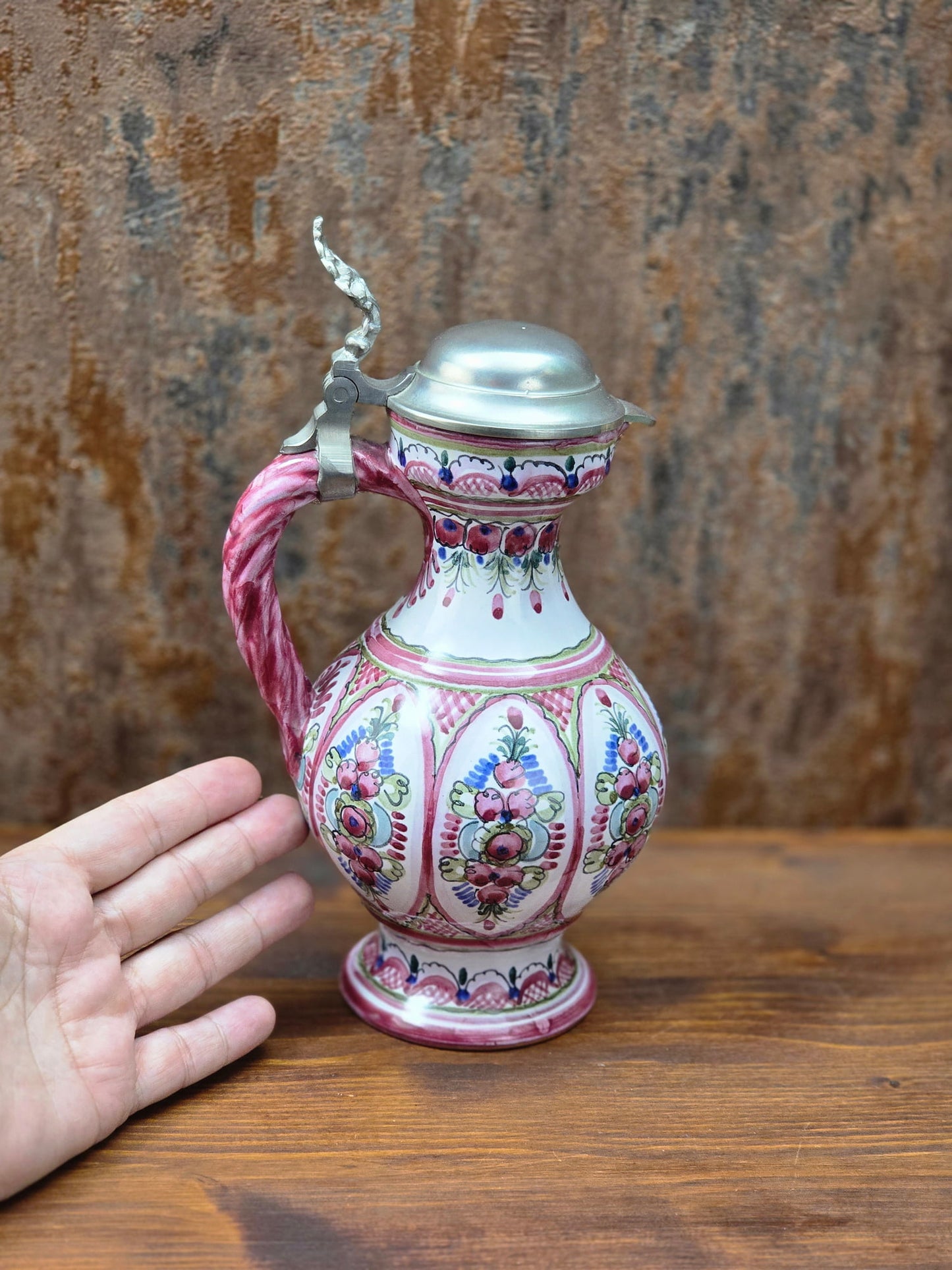 Handbemalter Vintage Keramikkrug mit Zinndeckel von Keck Keramik Bayern, Studio-Handwerkskrug der späten 1980er Jahre in traditioneller Volkskunstbemalung.