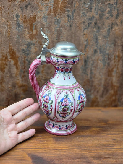 Handbemalter Vintage Keramikkrug mit Zinndeckel von Keck Keramik Bayern, Studio-Handwerkskrug der späten 1980er Jahre in traditioneller Volkskunstbemalung.