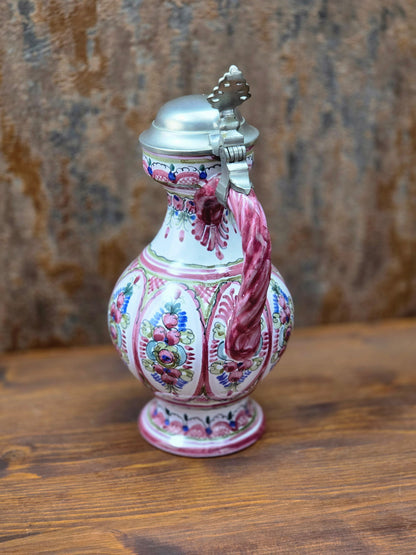 Handbemalter Vintage Keramikkrug mit Zinndeckel von Keck Keramik Bayern, Studio-Handwerkskrug der späten 1980er Jahre in traditioneller Volkskunstbemalung.