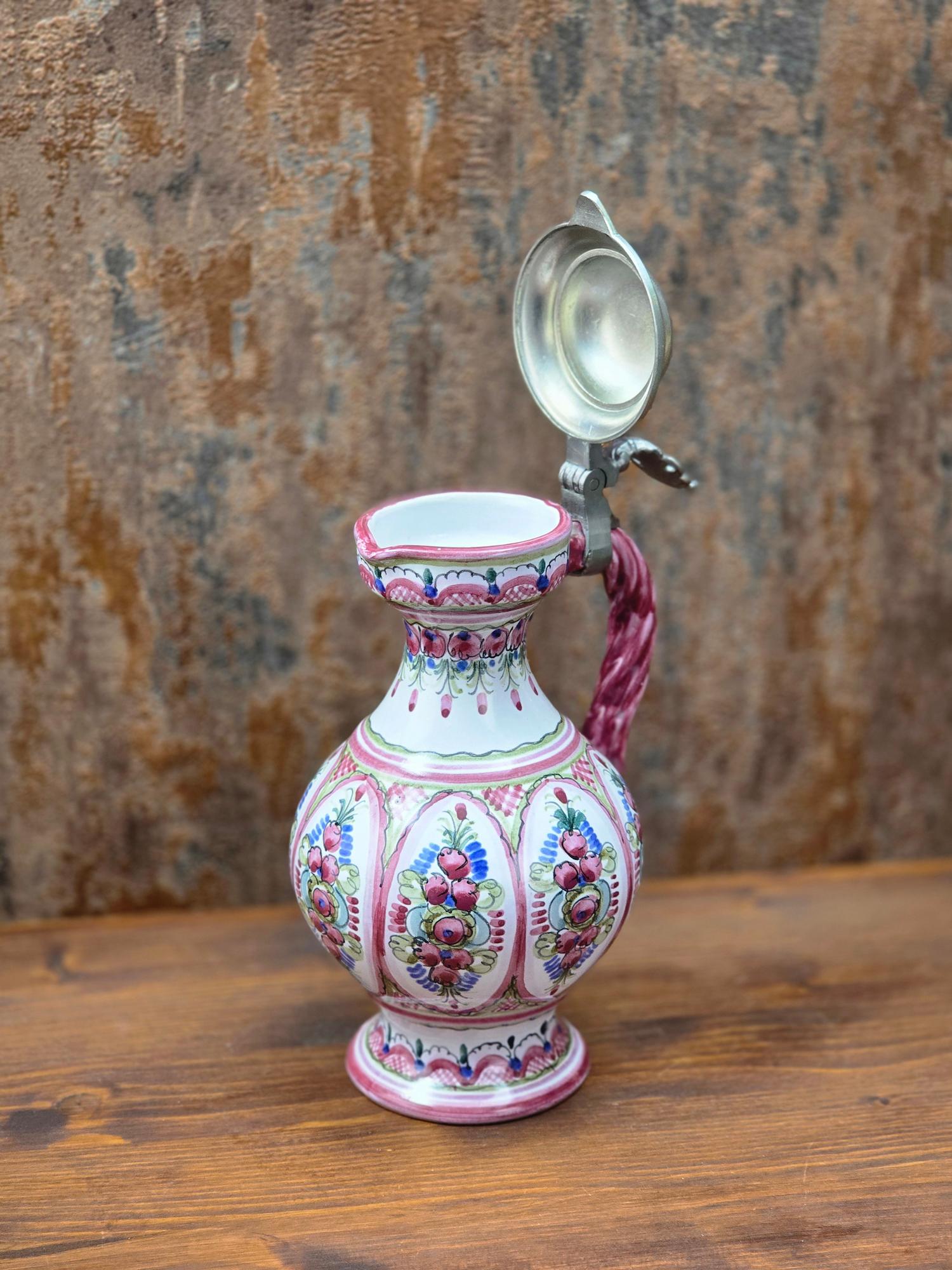 Handbemalter Vintage Keramikkrug mit Zinndeckel von Keck Keramik Bayern, Studio-Handwerkskrug der späten 1980er Jahre in traditioneller Volkskunstbemalung.