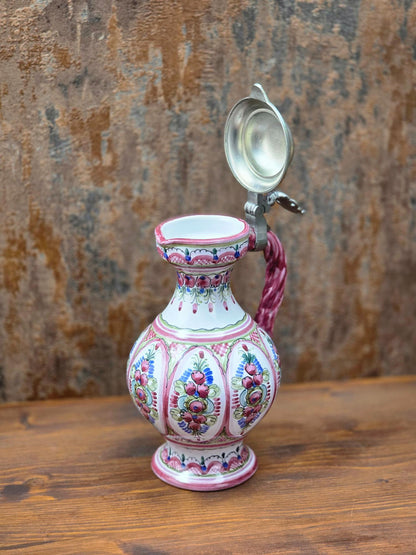 Handbemalter Vintage Keramikkrug mit Zinndeckel von Keck Keramik Bayern, Studio-Handwerkskrug der späten 1980er Jahre in traditioneller Volkskunstbemalung.