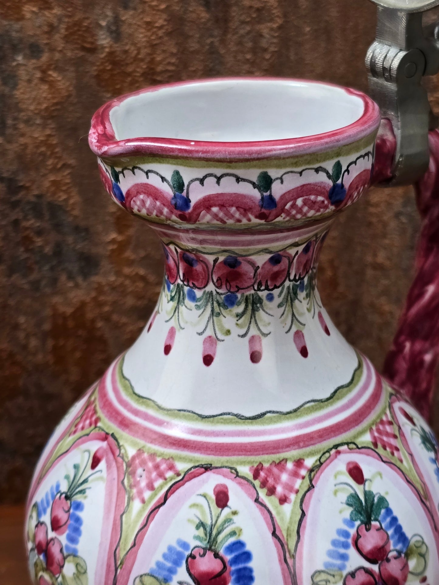 Handbemalter Vintage Keramikkrug mit Zinndeckel von Keck Keramik Bayern, Studio-Handwerkskrug der späten 1980er Jahre in traditioneller Volkskunstbemalung.