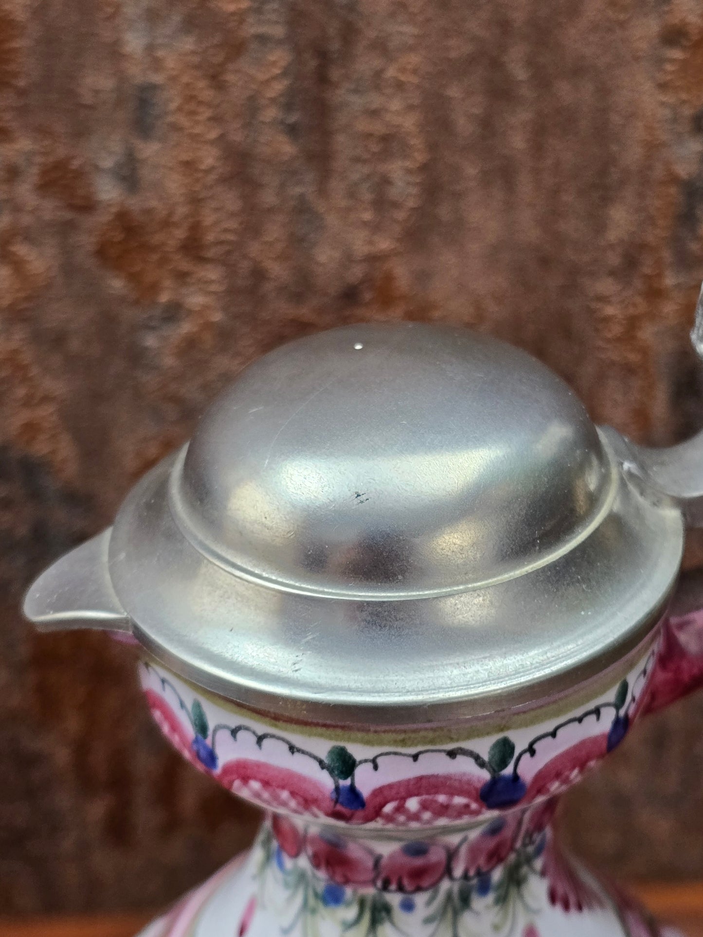 Handbemalter Vintage Keramikkrug mit Zinndeckel von Keck Keramik Bayern, Studio-Handwerkskrug der späten 1980er Jahre in traditioneller Volkskunstbemalung.