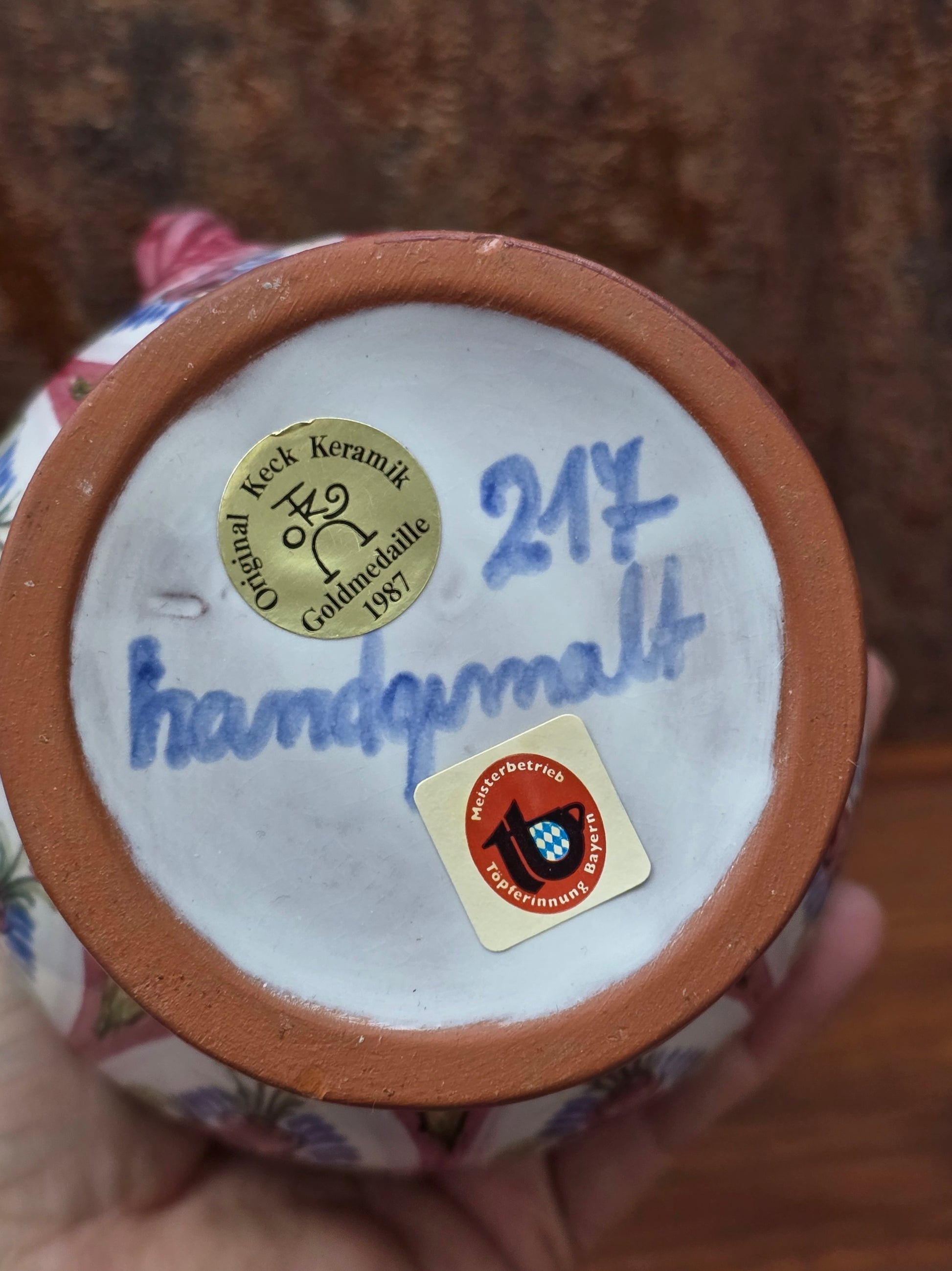 Handbemalter Vintage Keramikkrug mit Zinndeckel von Keck Keramik Bayern, Studio-Handwerkskrug der späten 1980er Jahre in traditioneller Volkskunstbemalung.