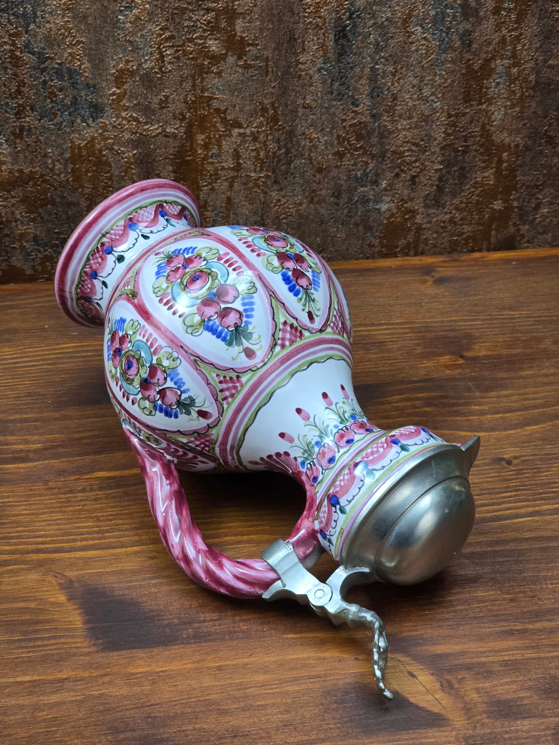 Handbemalter Vintage Keramikkrug mit Zinndeckel von Keck Keramik Bayern, Studio-Handwerkskrug der späten 1980er Jahre in traditioneller Volkskunstbemalung.