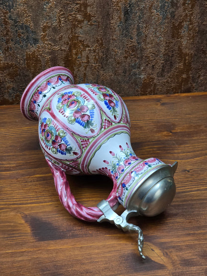 Handbemalter Vintage Keramikkrug mit Zinndeckel von Keck Keramik Bayern, Studio-Handwerkskrug der späten 1980er Jahre in traditioneller Volkskunstbemalung.