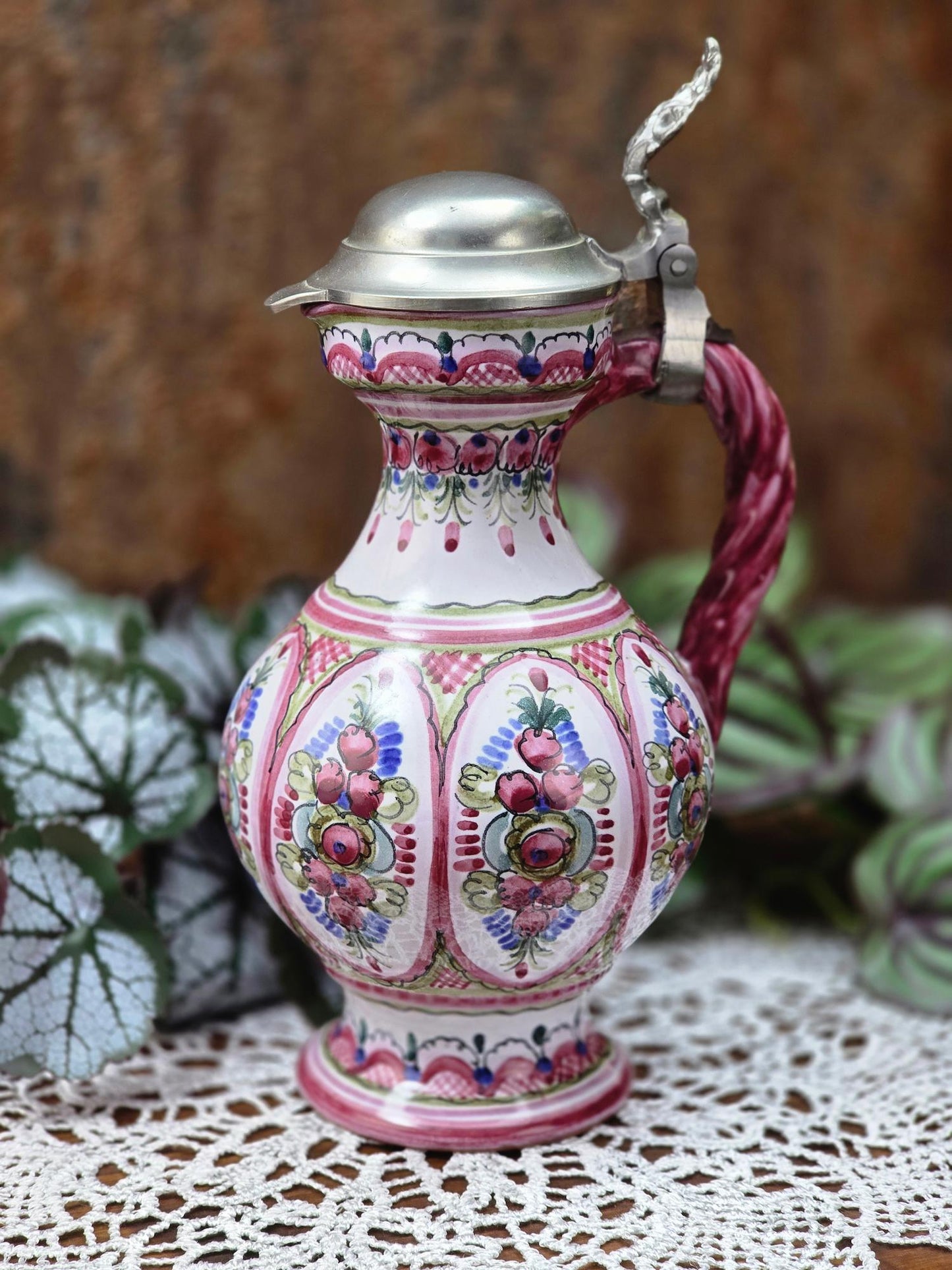 Handbemalter Vintage Keramikkrug mit Zinndeckel von Keck Keramik Bayern, Studio-Handwerkskrug der späten 1980er Jahre in traditioneller Volkskunstbemalung.