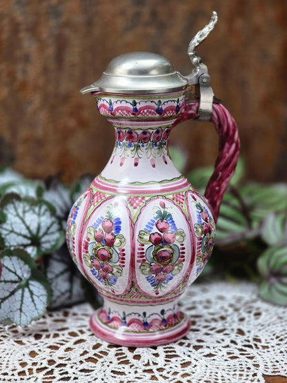 Handbemalter Vintage Keramikkrug mit Zinndeckel von Keck Keramik Bayern, Studio-Handwerkskrug der späten 1980er Jahre in traditioneller Volkskunstbemalung.