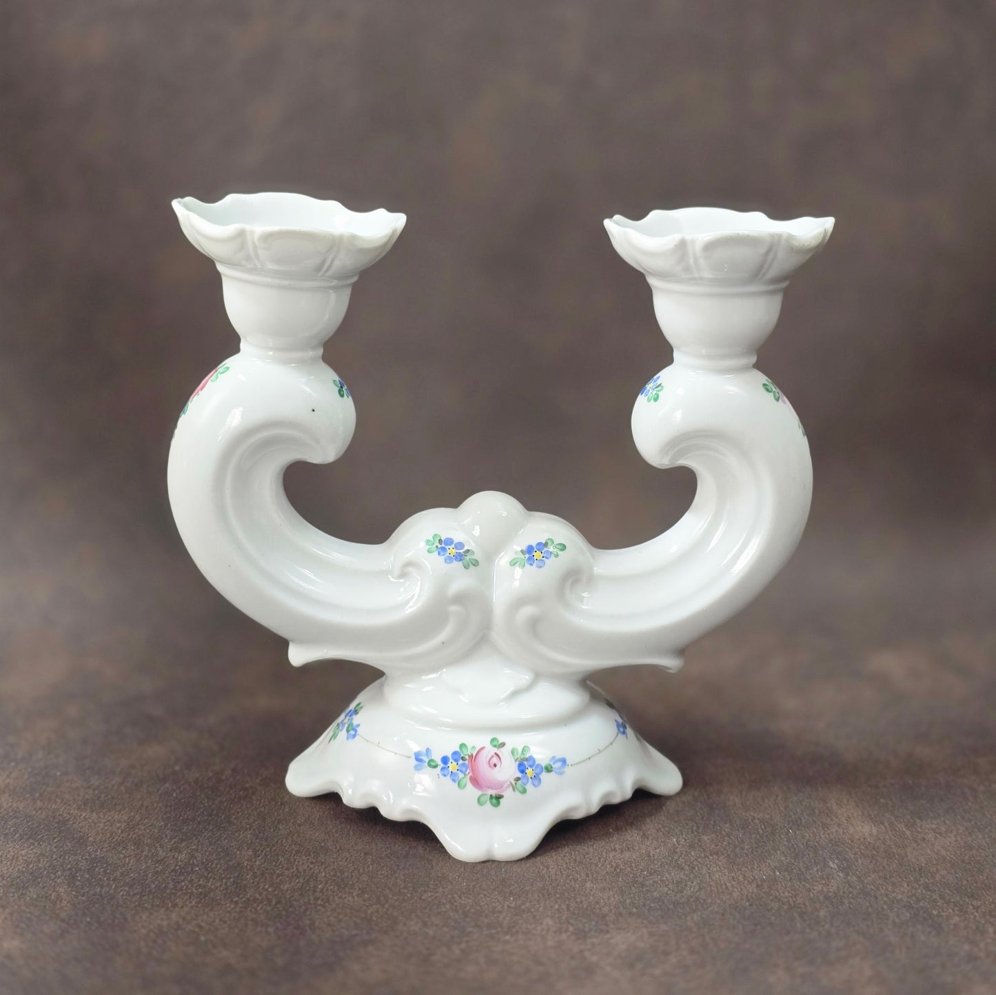 Zweiarmiger handbemalter Porzellan-Kerzenständer, DDR-Vintage aus VEB Weißwasser, Atelierbemalung „WA“, florales Dekor.